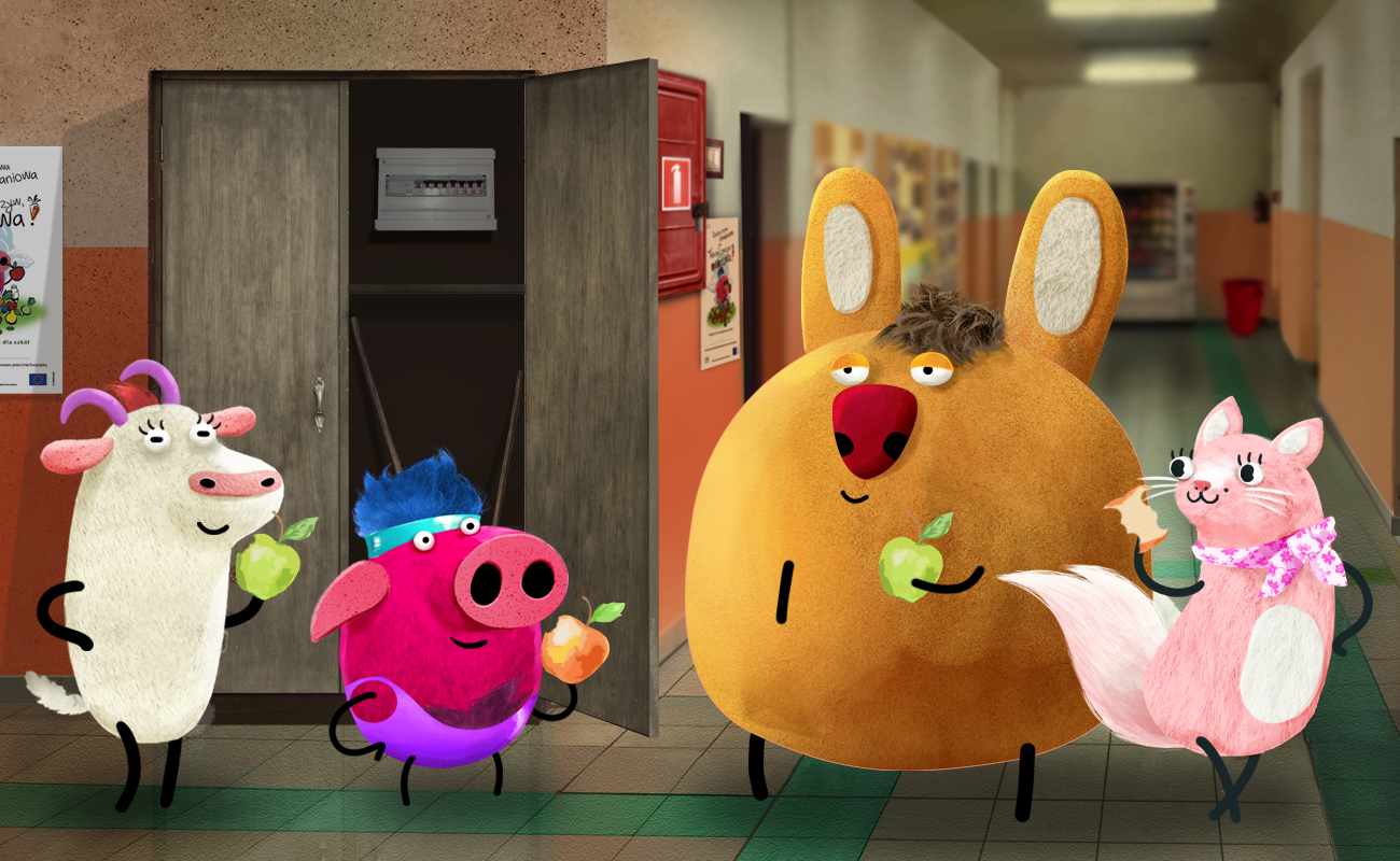 Na obrazku widoczni Mee, Chrumas, uchol i Miau. Wszyscy jedzą jabłka. Stoja na korytarzu szkolnym.