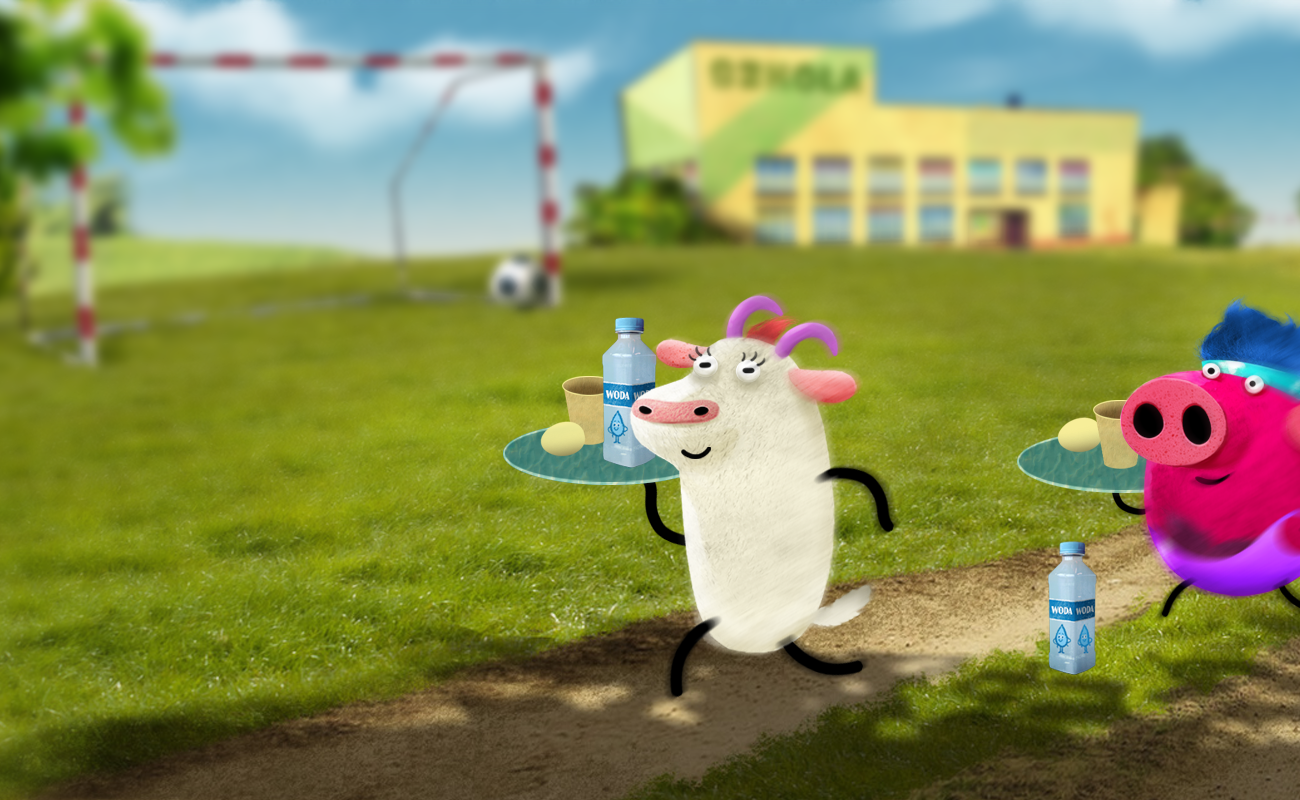 na obrazku widać Mee i Chrumasa. Biegną przez boisko, trzymając w rękach tace z jedzeniem i piciem.